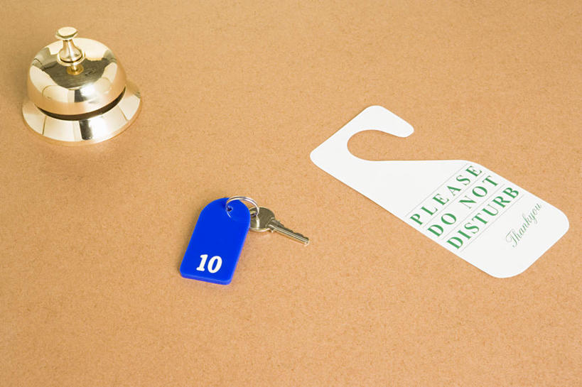 无人,横图,俯视,室内,特写,白天,安全,桌面,桌子,静物,木制,英文,标志,数字,文字,字符,字母,防护,钥匙,标识,铃,木制品,服务,摄影,阿拉伯数字,影棚,英文字母,保护,呼唤,开启,封闭,呼叫,保险,私密,服务铃,保全,周全,安稳,安定,防盗,服侍,召唤,召集,平安,彩图,高角度拍摄,影棚拍摄,拍摄