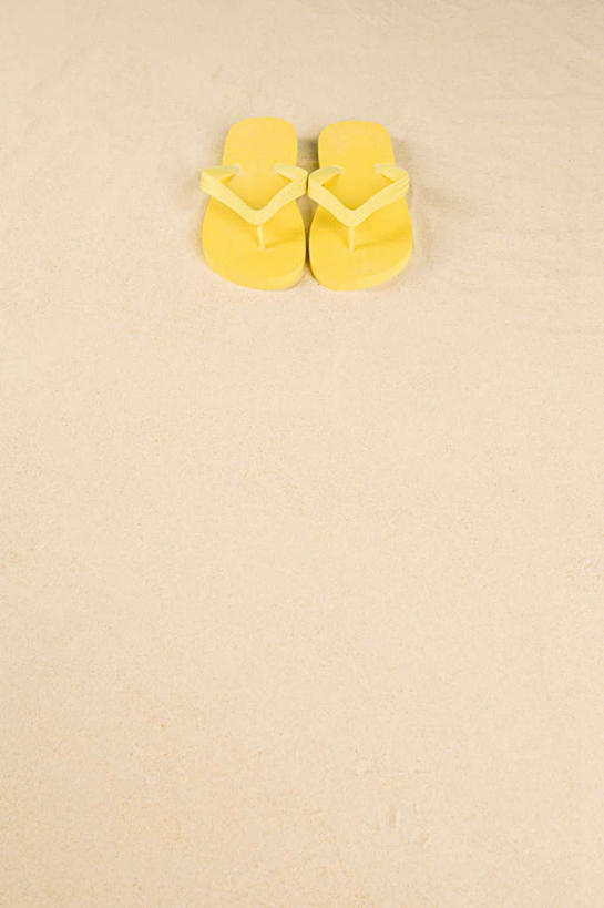 无人,竖图,俯视,室内,特写,白天,凉鞋,沙滩,鞋子,一双,沙子,海岸,沙地,黄色,摄影,影棚,海滩,彩图,高角度拍摄,影棚拍摄,夹趾拖鞋,人字拖,人字拖鞋,拍摄