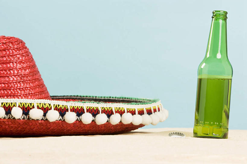 无人,横图,室内,特写,白天,正面,帽子,蓝色背景,玻璃制品,酒瓶,一个,玻璃瓶,瓶子,遮阳帽,摄影,影棚,单个,一顶,彩图,影棚拍摄,拍摄