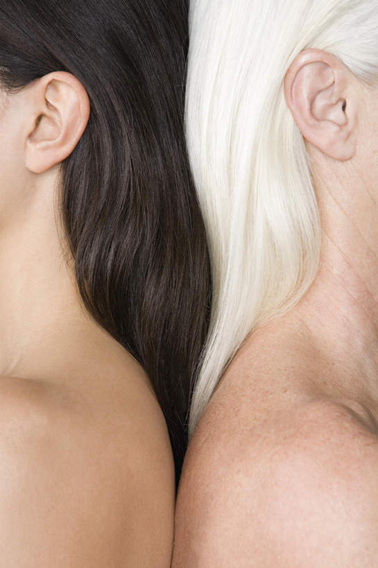 西方人,耳朵,脖子,两个人,家庭,祖母,竖图,室内,特写,白天,侧面,安全,欧洲,欧洲人,灰色背景,棕色,依靠,裸露,肩膀,白色,倚靠,背靠背,温暖,温馨,一家人,背对背,摄影,影棚,奶奶,祖孙,和睦,裸,外婆,外孙女,外祖母,信任,年轻女性,女人,女性,中年女性,白种人,长发,直发,脖,耳,耳部,颈,颈部,孙女,半身,彩图,影棚拍摄,拍摄,融洽