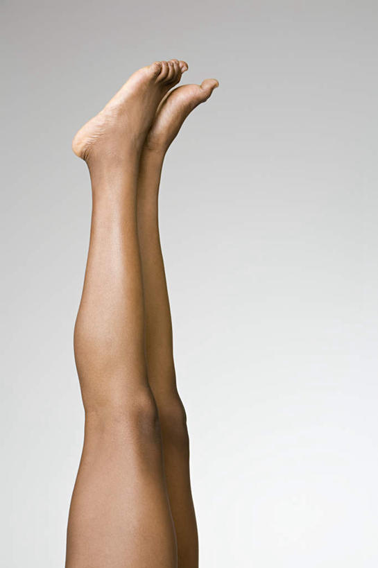 西方人,腿部,脚,脚趾,脚趾甲,腿,一个人,竖图,室内,特写,白天,侧面,欧洲,非洲,黑人,欧洲人,仅一个年轻女性,仅一个女性,仅一个人,倒立,灰色背景,光脚,赤脚,摄影,影棚,年轻女性,女人,女性,非洲人,脚指甲,半身,彩图,影棚拍摄,拍摄