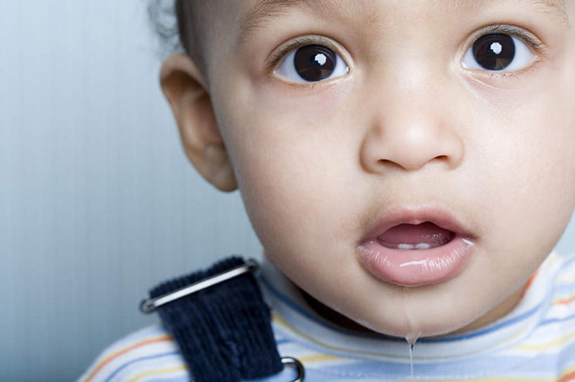 西方人,婴儿,儿童,脸,头,脸颊,一个人,站,横图,室内,特写,白天,背景,正面,纯洁,欧洲,欧洲人,仅一个人,阴影,服装,朦胧,模糊,反射,影子,注视,休闲装,肩膀,小孩,衣服,白色,观察,看,站着,张嘴,休闲,休闲服,可爱,摄影,服饰,活泼,影棚,观看,察看,关注,宝宝,口水,张大嘴巴,纯真,烂漫,无邪,伶俐,天真,白种人,孩子,头部,脸部,脸蛋,面部,张开嘴,站立,半身,彩图,影棚拍摄,拍摄