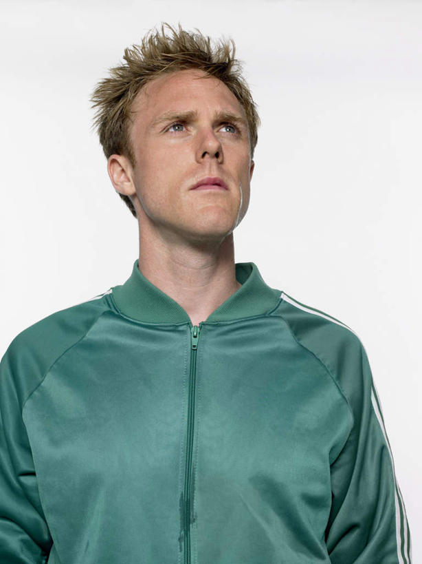 西方人,脸,头,脸颊,一个人,运动员,站,竖图,室内,特写,白天,白色背景,正面,运动服,欧洲,欧洲人,仅一个男性,仅一个人,服装,注视,肩膀,仅一个年轻男性,衣服,绿色,观察,看,站着,摄影,服饰,影棚,观看,察看,衣着,忧愁,忧虑,穿着,关注,衣饰,担心,男人,男性,年轻男性,白种人,头部,脸部,脸蛋,面部,体育运动员,运动选手,站立,半身,彩图,影棚拍摄,拍摄,运动装