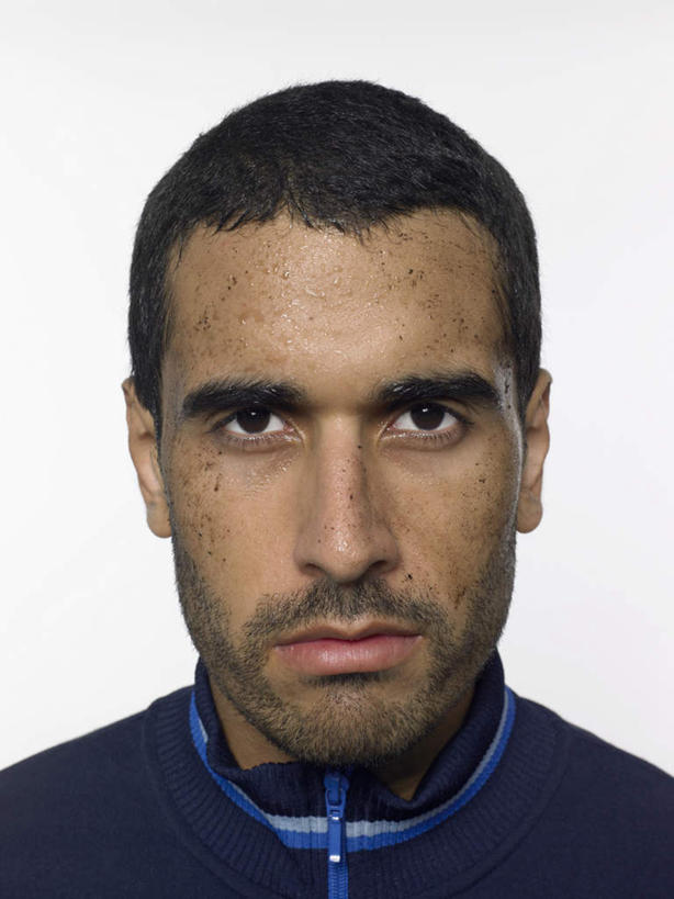 西方人,脸,头,脸颊,胡须,一个人,运动员,竖图,室内,特写,白天,白色背景,正面,运动服,欧洲,欧洲人,仅一个男性,仅一个人,服装,注视,肩膀,仅一个年轻男性,衣服,观察,看,摄影,服饰,影棚,观看,察看,衣着,忧愁,忧虑,穿着,关注,衣饰,担心,男人,男性,年轻男性,白种人,头部,胡子,络腮胡,脸部,脸蛋,面部,体育运动员,运动选手,半身,彩图,影棚拍摄,拍摄,运动装