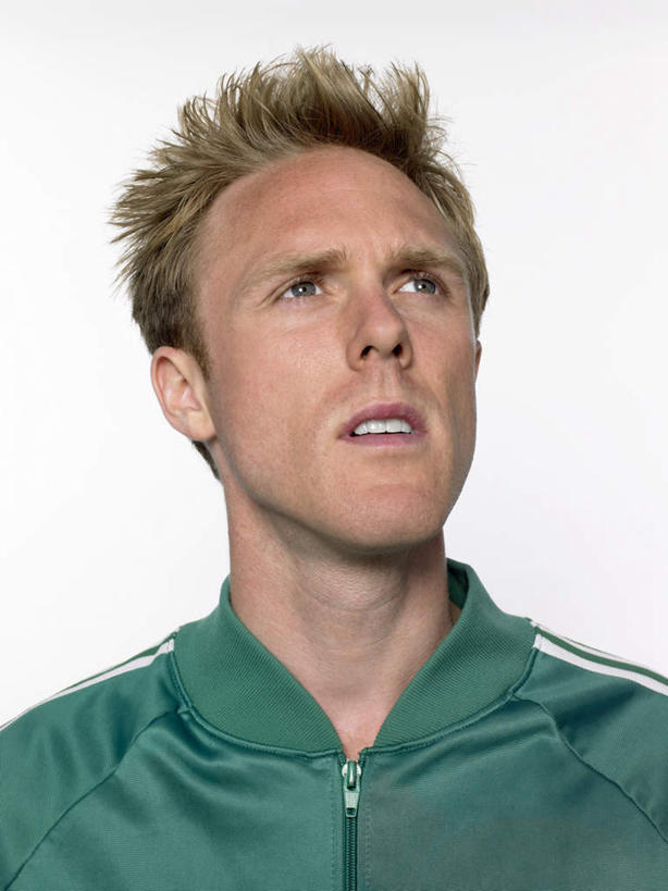 西方人,脸,头,脸颊,一个人,运动员,站,竖图,室内,特写,白天,白色背景,正面,运动服,欧洲,欧洲人,仅一个男性,仅一个人,服装,注视,肩膀,仅一个年轻男性,衣服,绿色,观察,看,站着,摄影,服饰,影棚,观看,察看,衣着,忧愁,忧虑,穿着,关注,衣饰,担心,男人,男性,年轻男性,白种人,头部,脸部,脸蛋,面部,体育运动员,运动选手,站立,半身,彩图,影棚拍摄,拍摄,运动装