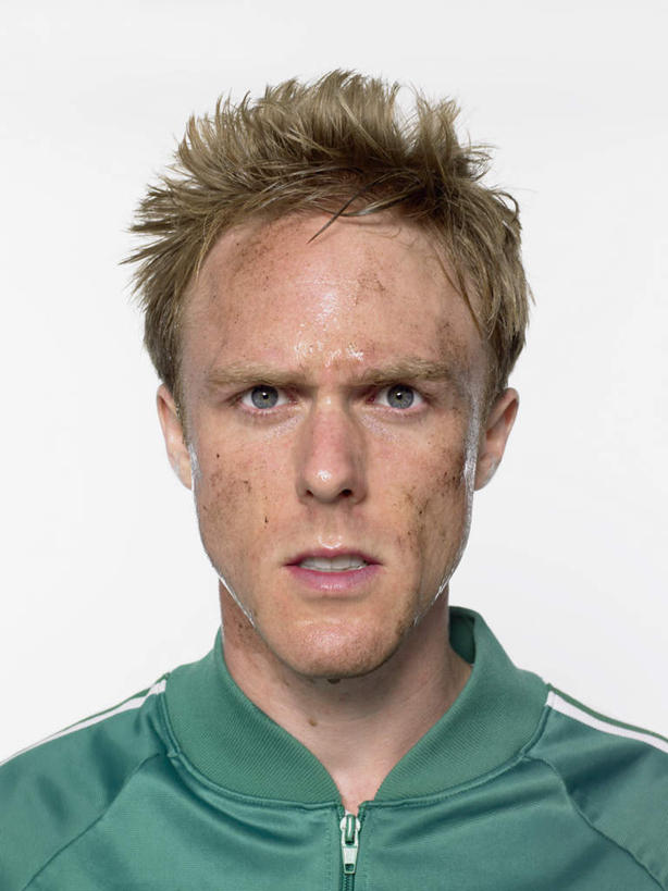 西方人,脸,头,脸颊,一个人,运动员,竖图,室内,特写,白天,白色背景,正面,运动服,欧洲,欧洲人,仅一个男性,仅一个人,服装,注视,肩膀,仅一个年轻男性,衣服,绿色,观察,看,摄影,服饰,影棚,观看,察看,衣着,忧愁,忧虑,穿着,关注,衣饰,担心,男人,男性,年轻男性,白种人,头部,脸部,脸蛋,面部,体育运动员,运动选手,半身,彩图,影棚拍摄,拍摄,运动装