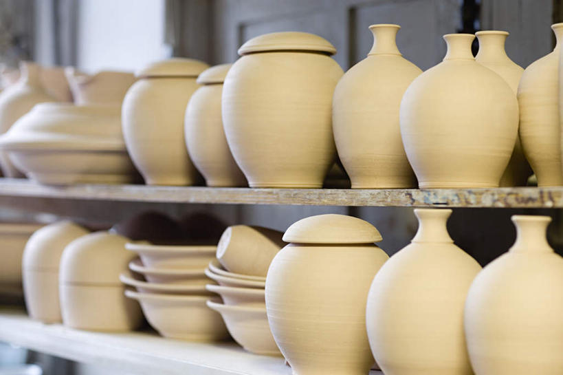 无人,横图,室内,特写,白天,正面,花瓶,一排,艺术,整齐,并列,并排,手工艺品,陶瓷,陶瓷制品,文化,架子,排列,瓶子,工艺品,粘土,高雅,队列,平行,手工艺,自信心,品位,彩图