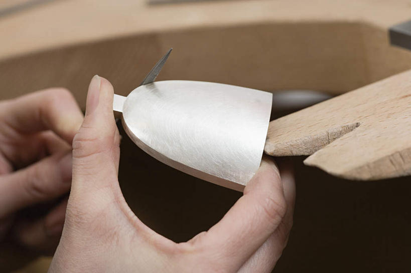 西方人,手,一个人,设计师,横图,俯视,室内,特写,白天,金属制品,银,欧洲,欧洲人,仅一个女性,仅一个人,握,金属,木材,拿,拿着,木柴,仅一个中年女性,手部,握着,木料,女人,女性,中年女性,白种人,美术设计员,设计,设计家,设计者,半身,彩图,高角度拍摄