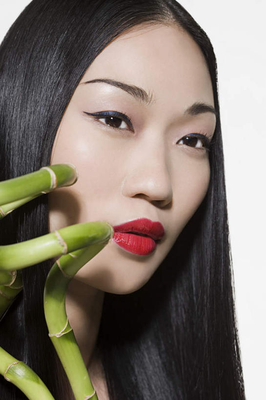 东方人,脸,头,嘴,脸颊,一个人,模特,竖图,室内,特写,白天,白色背景,正面,化妆,美容,亚洲,仅一个年轻女性,仅一个女性,仅一个人,护肤,握,拿,拿着,注视,黄种人,黑色,口红,嘟嘴,观察,看,保养,享受,休闲,撅嘴,放松,握着,保健,摄影,影棚,观看,吉祥,察看,富贵,关注,养颜,吉利,富贵竹,开运竹,辛氏龙树,竹蕉,平安,年轻女性,女人,女性,亚洲人,头部,长发,直发,脸部,脸蛋,面部,嘴巴,嘴唇,模特儿,半身,彩图,影棚拍摄,拍摄