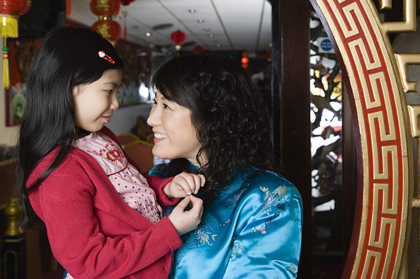 东方人,儿童,两个人,家庭,母亲,女儿,站,抱,笑,微笑,露齿笑,横图,室内,白天,侧面,民族服装,纯洁,照明,亚洲,吊挂,悬挂,灯笼,纸灯笼,墙,挂,黄种人,墙壁,墙面,小孩,灯具,站着,温暖,温馨,母女,一家人,可爱,母爱,童年,童趣,抱着,照亮,和睦,搂着,照明设备,童真,烂漫,无邪,天真,年轻女性,女孩,女人,女性,亚洲人,孩子,年轻人,搂,搂抱,站立,半身,彩图,传统服装,民俗服,融洽,女生