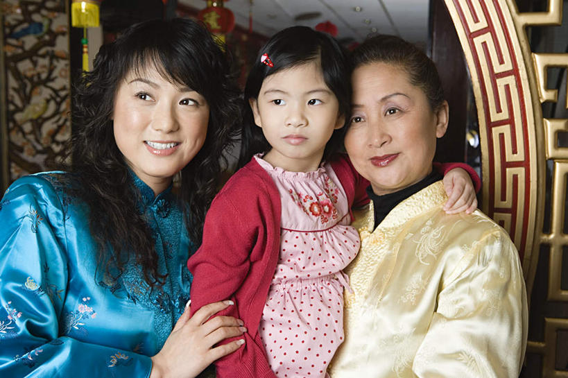 东方人,儿童,老年人,三个人,家庭,母亲,女儿,祖母,站,抱,笑,微笑,横图,室内,白天,正面,民族服装,纯洁,照明,春节,亚洲,节日,庆祝,灯笼,纸灯笼,墙,注视,黄种人,文化,墙壁,墙面,小孩,灯具,观察,看,站着,庆典,温暖,温馨,母女,一家人,可爱,母爱,童年,童趣,奶奶,抱着,观看,纪念,祖孙,照亮,和睦,察看,搂着,照明设备,关注,童真,烂漫,无邪,外婆,外孙女,外祖母,天真,老年女性,年轻女性,女孩,女人,女性,亚洲人,孩子,孙女,搂,搂抱,站立,半身,彩图,传统服装,民俗服,融洽,女生