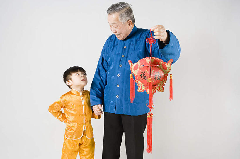 东方人,儿童,老年人,两个人,家庭,祖父,站,横图,室内,白天,白色背景,正面,民族服装,纯洁,照明,春节,亚洲,节日,庆祝,装饰,灯笼,纸灯笼,注视,黄种人,文化,手叉腰,一个,小孩,灯具,叉腰,看,站着,庆典,温暖,温馨,一家人,可爱,童年,童趣,摄影,影棚,爷爷,单个,纪念,祖孙,华丽,修饰,照亮,点缀,和睦,照明设备,关注,童真,烂漫,无邪,外公,外祖父,外孙,外孙子,衬托,美观,雅致,雅观,天真,老年男性,男孩,男人,男性,亚洲人,孩子,孙子,抬头,仰头,站立,半身,彩图,影棚拍摄,传统服装,民俗服,拍摄,融洽,男生
