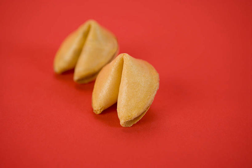 点心,无人,横图,俯视,室内,特写,白天,春节,红色背景,节日,朦胧,模糊,庆祝,食品,甜点,甜品,祝福,文化,食物,糕点,两个,甜食,庆典,摄影,影棚,纪念,吉祥,祝愿,签语饼,吉利,祥瑞,彩图,高角度拍摄,影棚拍摄,拍摄