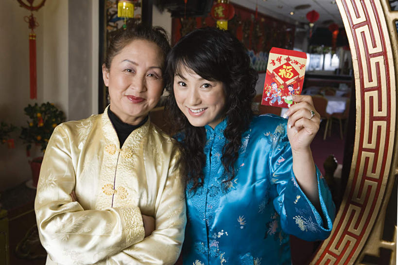 东方人,两个人,家庭,母亲,女儿,餐厅,站,举,笑,双手交叉,微笑,露齿笑,横图,室内,白天,正面,民族服装,照明,亚洲,一排,许多,吊挂,悬挂,风俗,整齐,装饰,民俗,灯笼,纸灯笼,挂,黄种人,排列,一个,红色,灯具,托,站着,温暖,温馨,母女,一家人,恭喜,母爱,红包,单个,华丽,修饰,照亮,点缀,和睦,双手抱胸,照明设备,队列,祝贺,祝愿,衬托,美观,雅致,雅观,民风,习气,习惯,红封包,老年女性,女人,女性,中年女性,亚洲人,举起,举手,举着,向上举,向上伸,向上托,站立,半身,彩图,传统服装,民俗服,餐馆,饭店,饭馆,融洽