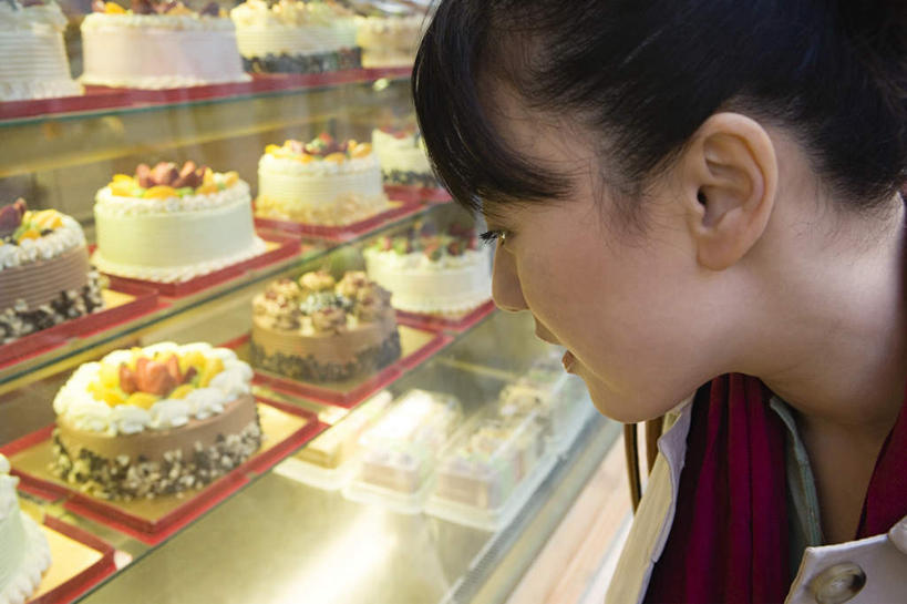 点心,西方人,脸,头,脸颊,一个人,站,横图,室内,特写,白天,侧面,购物,下午茶,消费,窗户,落地窗,橱窗,欧洲,欧洲人,仅一个女性,仅一个人,一排,许多,阴影,服装,整齐,反射,影子,食品,注视,休闲装,肩膀,玻璃窗,蛋糕店,食物,糕点,排列,衣服,低头,观察,看,站着,仅一个中年女性,休闲,休闲服,金融,服饰,观看,察看,队列,关注,选购,贸易,玻璃橱窗,垂头,女人,女性,中年女性,白种人,头部,脸部,脸蛋,面部,站立,半身,彩图,蛋糕