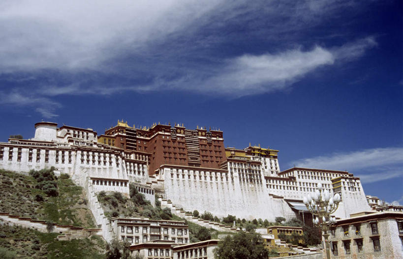 无人,宫殿,横图,室外,白天,仰视,旅游,度假,名胜古迹,植物,标志建筑,地标,建筑,布达拉宫,中国,亚洲,阴影,节日,遗迹,光线,影子,云,云朵,建筑群,云彩,古迹,文化,文物,娱乐,建设,古建筑,拉萨,西藏,树,树木,蓝色,绿色,白云,蓝天,天空,阳光,自然,天,祈祷,享受,休闲,健康,旅游胜地,放松,许愿,宗教,佛教,信仰,生长,晴朗,成长,纪念,祈求,藏,古文明,东亚,西藏自治区,首府,中华人民共和国,西南地区,拉萨市,释教,第二普陀山,平安,晴空,彩图,低角度拍摄