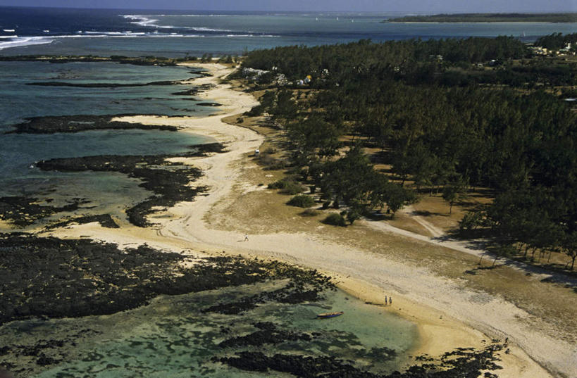 无人,横图,俯视,航拍,室外,白天,旅游,度假,草地,草坪,海浪,海洋,美景,沙滩,植物,非洲,毛里求斯,阴影,光线,沙子,影子,海岸,景观,浪花,水平线,辽阔,海平线,沙地,娱乐,草,树,树木,绿色,阳光,自然,海水,享受,休闲,广阔,景色,放松,生长,成长,一望无际,鸟瞰,自然风光,海景,阿非利加洲,无边无际,一马平川,毛里求斯共和国,大海,风浪,海,海水的波动,海滩,近岸浪,涌浪,彩图,高角度拍摄,水天相接,水天一线