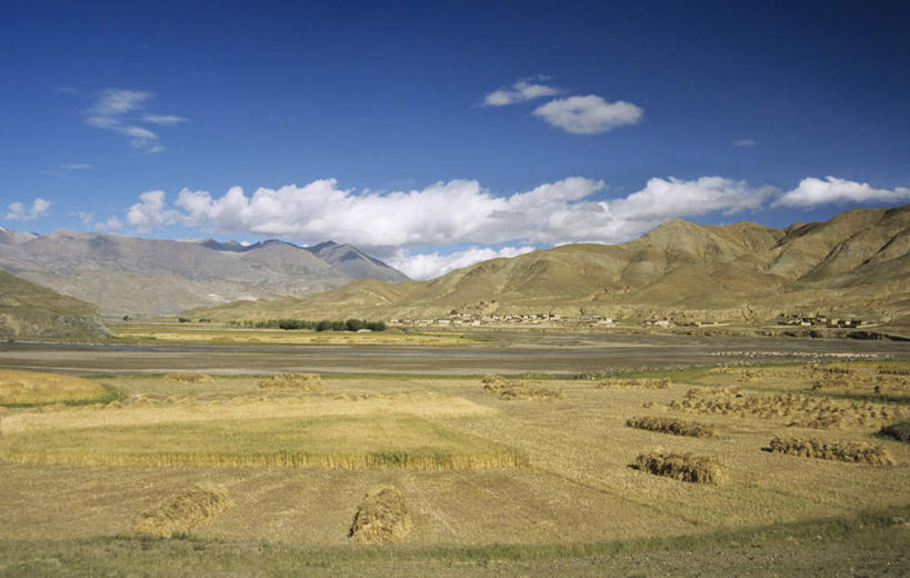 无人,横图,室外,白天,正面,旅游,度假,美景,山,山脉,植物,道路,路,公路,中国,亚洲,阴影,枯萎,光线,影子,景观,山峰,云,云朵,枯草,交通,山峦,云彩,娱乐,西藏,草,黄色,蓝色,白云,蓝天,天空,阳光,自然,群山,天,享受,休闲,景色,放松,晴朗,自然风光,藏,东亚,西藏自治区,日喀则,日喀则市,中华人民共和国,西南地区,晴空,马路,彩图