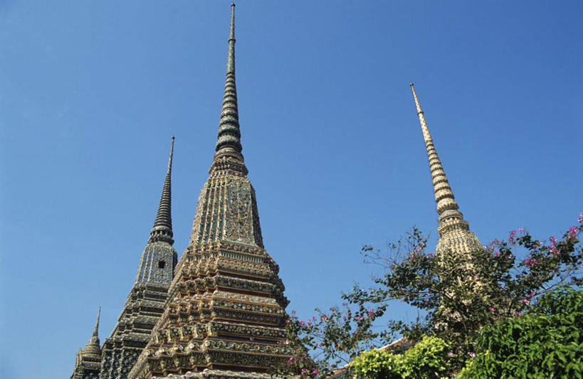 无人,寺庙,横图,室外,白天,仰视,旅游,度假,植物,标志建筑,地标,建筑,曼谷,泰国,亚洲,阴影,光线,影子,塔,首都,娱乐,建设,宝塔,树,树木,蓝色,绿色,蓝天,天空,阳光,自然,庙宇,天,享受,休闲,旅游胜地,放松,东南亚,生长,晴朗,成长,万里无云,卧佛寺,泰王国,浮图,浮屠,晴空,晴空万里,彩图,低角度拍摄,庙,寺