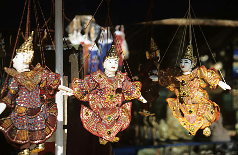 无人,商店,横图,室外,特写,夜晚,正面,摆设,朦胧,模糊,艺术,装饰,人偶,文化,商铺,装饰品,纪念品,模型,装饰物,工艺品,纪念,留念,华丽,修饰,点缀,高雅,木偶,饰物,怀念,简洁,衬托,美观,雅致,雅观,木偶人,木人,市肆,商号,记念,彩图,店铺