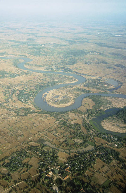 无人,家,竖图,俯视,航拍,室外,白天,旅游,度假,草地,草坪,河流,美景,水,植物,雾,柬埔寨,亚洲,朦胧,模糊,房屋,屋子,河水,景观,水流,首都,娱乐,楼房,住宅,草,树,树木,绿色,自然,享受,休闲,景色,放松,东南亚,生长,成长,迷雾,鸟瞰,自然风光,高棉,柬埔寨王国,吉蔑,金边市,大雾,彩图,高角度拍摄,房子,金边