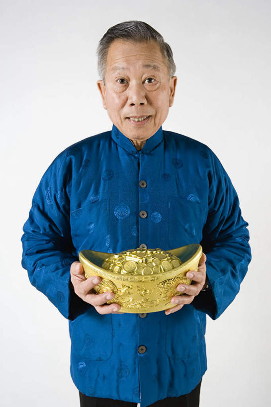 东方人,一个人,站,捧,竖图,室内,白天,白色背景,正面,民族服装,春节,亚洲,仅一个男性,仅一个人,节日,庆祝,注视,黄种人,文化,黄金,一个,蓝色,观察,看,站着,仅一个老年男性,庆典,金色,财富,摄影,影棚,单个,观看,纪念,察看,关注,老年男性,男人,男性,亚洲人,端,端着,捧着,手捧,站立,半身,彩图,影棚拍摄,传统服装,民俗服,拍摄,唐装,元宝