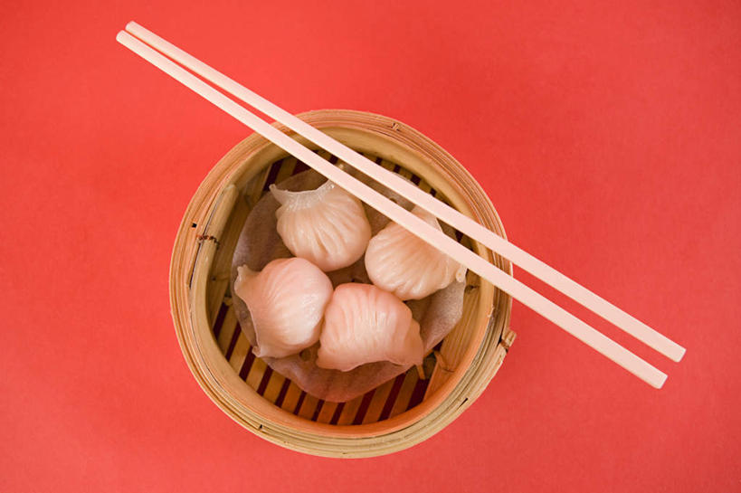 点心,蒸笼,无人,横图,俯视,室内,特写,白天,烹饪,中餐,筷子,餐具,厨具,一排,一双,红色背景,竹制,整齐,料理,食品,饺子,面点,文化,传统,小吃,美食,食物,排列,一个,四个,中式,虾饺,摄影,影棚,单个,礼节,竹制品,队列,笼屉,蒸饺,礼仪,烹饪用具,进餐用具,烹调用具,烹调,彩图,高角度拍摄,影棚拍摄,拍摄