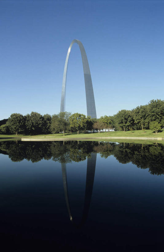 无人,竖图,室外,白天,正面,旅游,度假,草地,草坪,湖,湖泊,水,植物,标志建筑,城市,地标,建筑,美国,波纹,湖面,水流,水面,涟漪,娱乐,建设,草,树,树木,蓝色,绿色,倒影,蓝天,水纹,天空,自然,波浪,湖水,天,享受,休闲,旅游胜地,放松,生长,晴朗,成长,倒映,北美,北美洲,美洲,万里无云,水晕,北亚美利加洲,亚美利加洲,密苏里,密苏里州,索证之州,圣路易斯,圣卢易斯,圣路易士,盖特威拱门,萨尔南拱门,圣路易弧形拱门,圣路易斯拱门,西进之门,反照,晴空,晴空万里,彩图