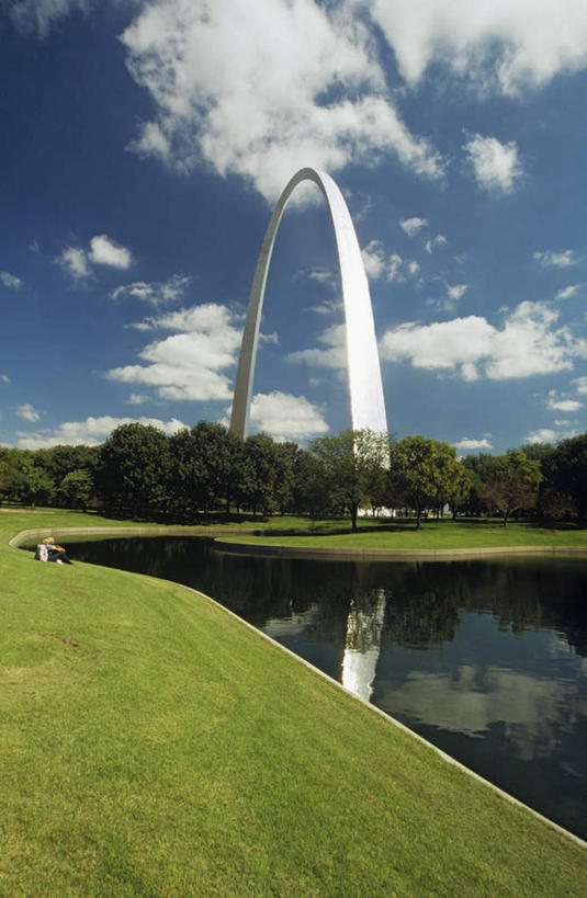 无人,竖图,室外,白天,正面,旅游,度假,草地,草坪,湖,湖泊,水,植物,标志建筑,城市,地标,建筑,美国,波纹,湖面,水流,水面,云,云朵,涟漪,云彩,娱乐,建设,草,树,树木,蓝色,绿色,白云,倒影,蓝天,水纹,天空,自然,波浪,湖水,天,享受,休闲,旅游胜地,放松,生长,晴朗,成长,倒映,北美,北美洲,美洲,水晕,北亚美利加洲,亚美利加洲,密苏里,密苏里州,索证之州,圣路易斯,圣卢易斯,圣路易士,盖特威拱门,萨尔南拱门,圣路易弧形拱门,圣路易斯拱门,西进之门,反照,晴空,彩图