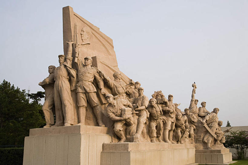 东方人,无人,天安门,站,举,横图,全景,室外,白天,仰视,制服,旅游,度假,天际线,植物,标志建筑,地标,建筑,雕塑,北京,天安门广场,中国,亚洲,艺术,装饰,雕刻,雕像,首都,许多人,注视,黄种人,娱乐,建设,树,树木,衣服,绿色,天空,自然,工艺品,天,观察,看,托,站着,一群人,享受,休闲,旅游胜地,放松,生长,成长,观看,纪念,军人,美术,察看,军装,关注,主题,军服,陈列,东亚,中华人民共和国,北京市,京,北平,华北地区,功能,美学,男人,男性,年轻男性,亚洲人,举起,举手,举着,向上举,向上伸,向上托,站立,彩图,低角度拍摄,全身