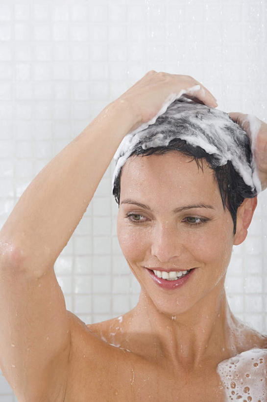 西方人,一个人,站,举,笑,微笑,露齿笑,竖图,室内,白天,正面,洗澡,卫生间,浴室,欧洲,欧洲人,仅一个女性,仅一个人,擦,抚摸,朦胧,模糊,泡沫,洗发水,墙,干净,裸露,墙壁,墙面,白色,清洁,托,站着,仅一个中年女性,享受,健康,放松,擦拭,保健,赤裸,卫生,裸,泡汤,揩擦,拭,女人,女性,中年女性,白种人,淋浴房,举起,举手,举着,向上举,向上伸,向上托,站立,半身,彩图,沐浴,冲凉房,沐浴间,沐浴室,轻抚