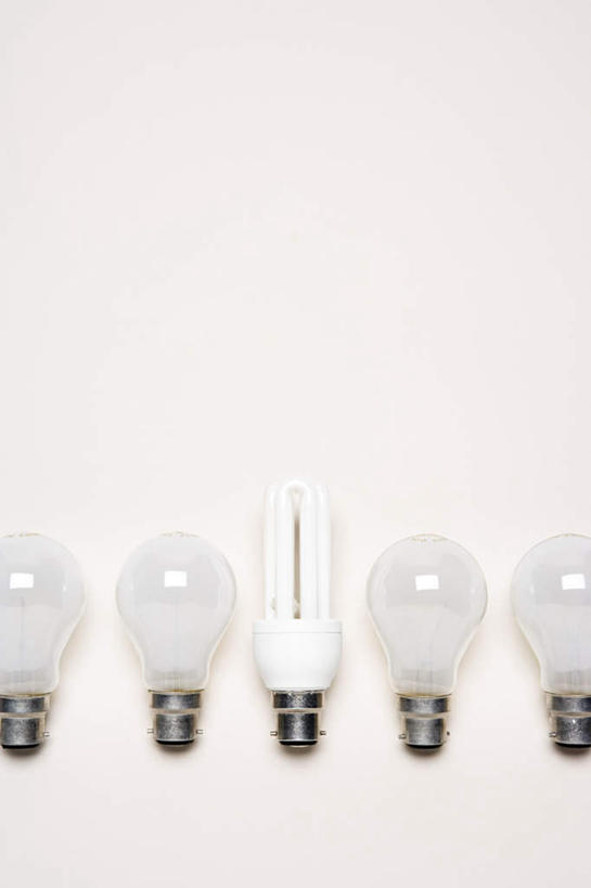 无人,竖图,室内,特写,白天,白色背景,正面,静物,照明,一排,许多,整齐,灯泡,灯,排列,灯具,摄影,白炽灯,影棚,照亮,队列,照明工具,白炽灯泡,彩图,影棚拍摄,拍摄