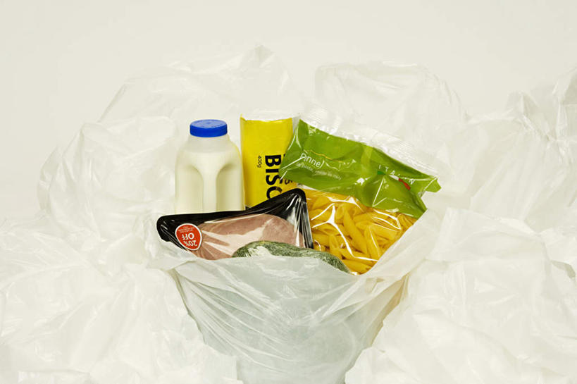 点心,牛奶,无人,横图,俯视,室内,特写,白天,购物,消费,袋子,一堆,许多,阴影,堆叠,堆积,反射,手提袋,影子,塑料,食品,购物袋,饮品,很多,营养,塑料袋,火腿,食物,饮料,瓶子,塑料制品,饼干,零食,塑料瓶,金融,摄影,影棚,堆,乳制品,奶,购买,贸易,安神,马夹袋,马甲袋,彩图,高角度拍摄,影棚拍摄,拍摄