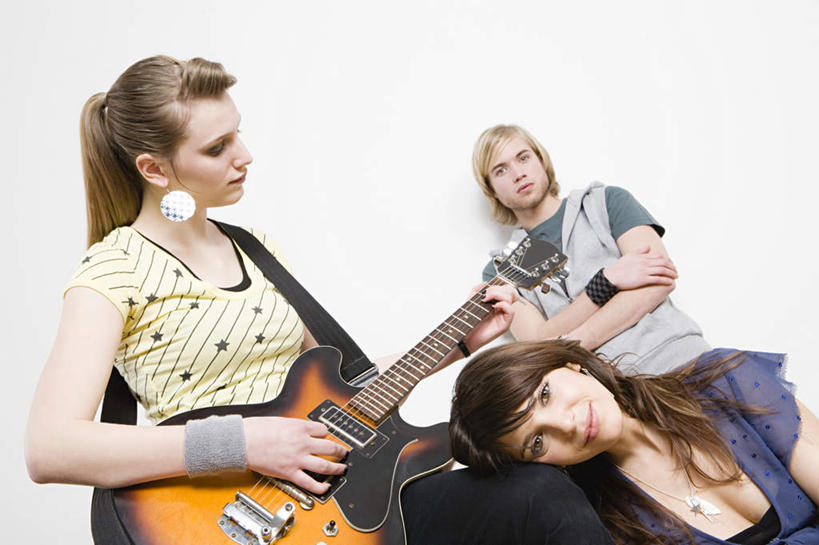 西方人,三个人,伙伴,朋友,站,坐,双手交叉,横图,室内,白天,白色背景,正面,友谊,合作,团队,地板,欧洲,欧洲人,握,服装,电吉他,乐器,弦乐器,音响,地面,拿,拿着,注视,休闲装,木地板,衣服,观察,看,站着,休闲,休闲服,战略,握着,摄影,服饰,影棚,观看,察看,录音棚,录音室,双手抱胸,关注,弹拨弦鸣乐器,联合,合谋,声响,录影棚,配合,协作,友情,男人,男性,年轻男性,年轻女性,女人,女性,白种人,站立,坐着,半身,彩图,影棚拍摄,拍摄,弹拨弦乐器