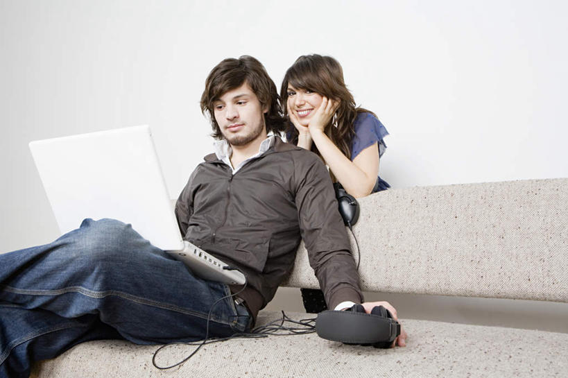 西方人,两个人,站,坐,横图,室内,白天,正面,爱情,快乐,满意,幸福,电脑,笔记本电脑,沙发,欧洲,欧洲人,撑,服装,裤子,网络,音响,浪漫,音乐,托腮,注视,牛仔裤,休闲装,娱乐,通讯设备,衣服,耳机,观察,看,托,站着,享受,休闲,温暖,温馨,休闲服,恩爱,放松,恋人,服饰,观看,和睦,察看,无线,录音棚,录音室,舒适,享乐,关注,托下巴,通信设备,无线网络,布艺沙发,无线上网,便携式电脑,录影棚,手提电脑,男人,男性,年轻男性,年轻女性,女人,女性,白种人,情侣,站立,坐着,半身,彩图,伴侣,融洽