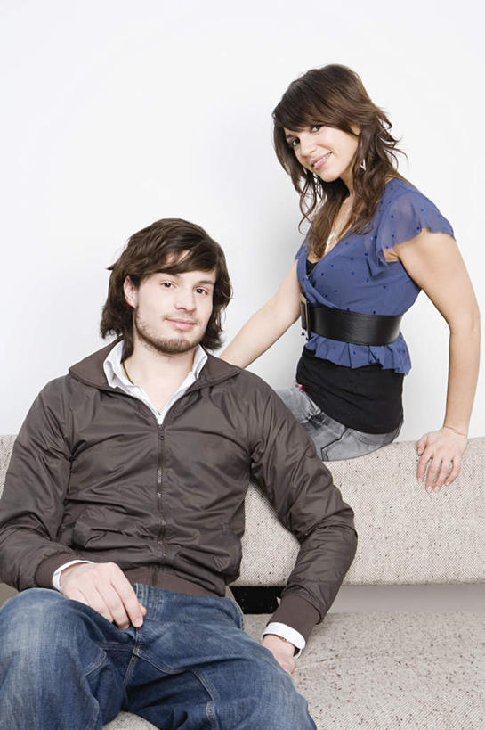 西方人,两个人,坐,竖图,室内,白天,正面,爱情,沙发,欧洲,欧洲人,服装,裤子,浪漫,注视,牛仔裤,休闲装,腰带,衣服,观察,看,休闲,温暖,温馨,休闲服,恩爱,恋人,服饰,观看,皮带,和睦,察看,录音棚,录音室,关注,布艺沙发,配饰,裤带,录影棚,男人,男性,年轻男性,年轻女性,女人,女性,白种人,情侣,坐着,半身,彩图,伴侣,融洽