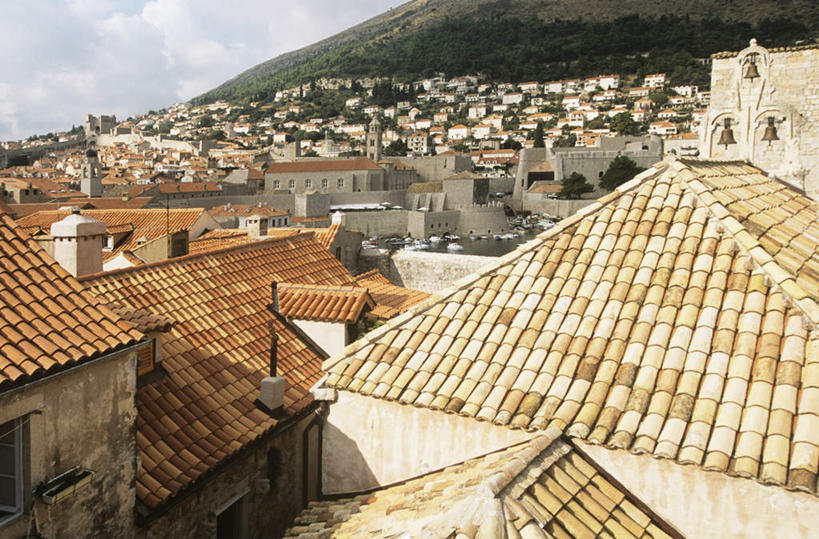 无人,家,横图,俯视,室外,白天,度假,石头,美景,山,山脉,树林,植物,城市风光,城市,建筑,克罗地亚,石子,瓦片,房屋,屋顶,屋子,景观,山峰,云,云朵,公寓,山峦,云彩,顶棚,瓦,娱乐,洋房,楼房,住宅,树,树木,蓝色,绿色,白云,蓝天,天空,自然,群山,天,享受,休闲,景色,放松,建造,生长,晴朗,成长,屋瓦,杜布罗夫尼克,克罗地亚共和国,拉古萨,石块,岩石,晴空,彩图,高角度拍摄,房子