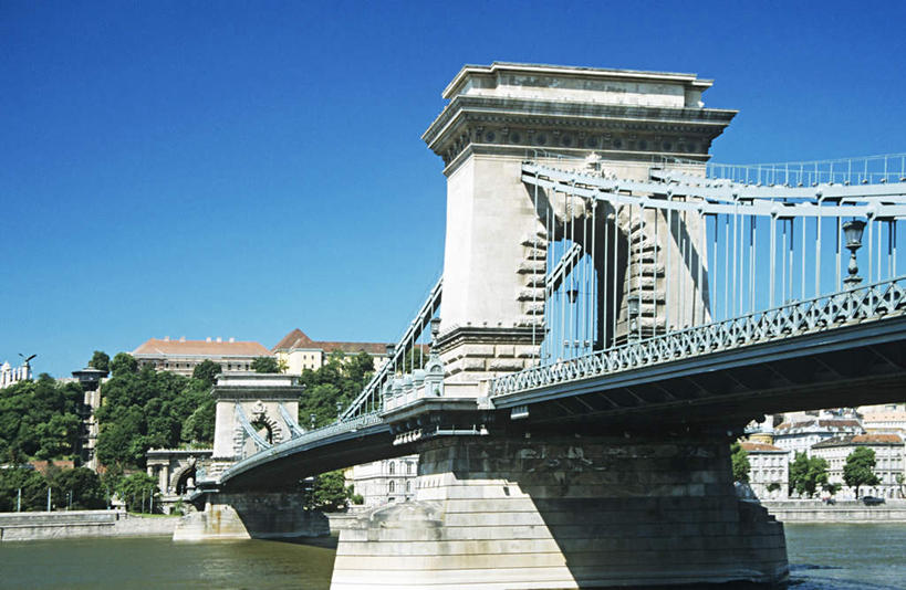 无人,家,横图,室外,白天,仰视,旅游,度假,河流,水,植物,标志建筑,大桥,地标,建筑,立交桥,桥梁,欧洲,匈牙利,波纹,房屋,屋子,河水,水流,高架,斜拉桥,桥,涟漪,首都,娱乐,建设,楼房,住宅,树,树木,蓝色,绿色,倒影,蓝天,水纹,天空,自然,波浪,天,享受,休闲,旅游胜地,放松,生长,晴朗,成长,布达佩斯,倒映,中欧,万里无云,水晕,反照,匈牙利共和国,链子桥,晴空,晴空万里,彩图,低角度拍摄,房子