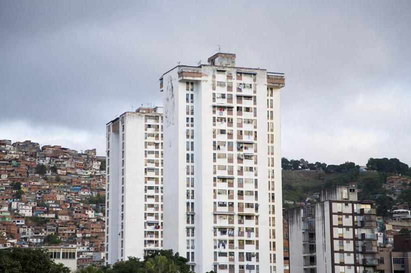 无人,家,高楼大厦,横图,室外,白天,仰视,度假,美景,山,山脉,植物,城市风光,城市,大厦,建筑,摩天大楼,委内瑞拉,阴影,光线,影子,房屋,屋子,景观,山峰,云,云朵,公寓,山峦,首都,云彩,娱乐,洋房,楼房,住宅,树,树木,蓝色,绿色,白云,蓝天,天空,阳光,自然,群山,天,享受,休闲,景色,南美,放松,生长,晴朗,成长,南美洲,拉丁美洲,美洲,亚美利加洲,南亚美利加洲,加拉加斯,委内瑞拉玻利瓦尔共和国,晴空,彩图,低角度拍摄,房子,大楼,高层建筑,高楼,摩天楼