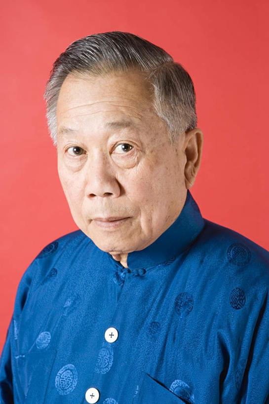 东方人,脸,头,脸颊,一个人,站,竖图,室内,特写,白天,正面,民族服装,亚洲,仅一个男性,仅一个人,红色背景,服装,注视,黄种人,肩膀,衣服,蓝色,观察,看,站着,仅一个老年男性,摄影,服饰,影棚,观看,察看,衣着,穿着,关注,衣饰,老年男性,男人,男性,亚洲人,头部,脸部,脸蛋,面部,站立,半身,彩图,影棚拍摄,传统服装,民俗服,拍摄,唐装