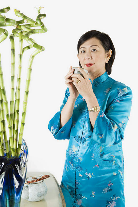 东方人,一个人,站,竖图,室内,白天,白色背景,正面,民族服装,纯洁,竹子,杯子,亚洲,仅一个女性,仅一个人,握,服装,拿,拿着,注视,黄种人,衣服,蓝色,水杯,观察,看,站着,握着,摄影,服饰,仅一个老年女性,影棚,观看,吉祥,察看,高雅,富贵,衣着,穿着,关注,吉利,奉献,富贵竹,开运竹,辛氏龙树,竹蕉,质朴,正直,衣饰,担当,平安,老年女性,女人,女性,亚洲人,茶杯,竹,站立,半身,彩图,影棚拍摄,传统服装,民俗服,拍摄,唐装,奋进,操守,四君子,岁寒三友,性坚,虚怀,虚心,善群,卓尔