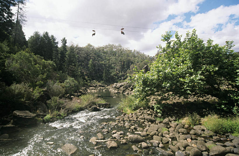 无人,横图,室外,白天,正面,旅游,度假,河流,石头,美景,森林,树林,水,植物,澳大利亚,波纹,石子,河水,景观,水流,云,云朵,涟漪,云彩,娱乐,缆车,树,树木,蓝色,绿色,白云,倒影,蓝天,水纹,天空,自然,交通工具,波浪,天,享受,休闲,景色,放松,生长,晴朗,成长,倒映,自然风光,大洋洲,塔斯马尼亚,澳洲,索道,南方大陆,水晕,澳大利亚联邦,塔斯马尼亚州,反照,缆索铁路,朗塞斯顿,石块,岩石,晴空,彩图