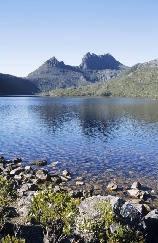 无人,竖图,室外,白天,正面,旅游,度假,湖,湖泊,石头,美景,山,山脉,水,植物,澳大利亚,波纹,石子,湖面,景观,山峰,水流,水面,涟漪,山峦,娱乐,树,树木,蓝色,绿色,倒影,蓝天,水纹,天空,自然,波浪,湖水,群山,天,享受,休闲,景色,放松,生长,晴朗,成长,倒映,自然风光,大洋洲,塔斯马尼亚,澳洲,万里无云,南方大陆,水晕,澳大利亚联邦,塔斯马尼亚州,反照,石块,岩石,晴空,晴空万里,彩图