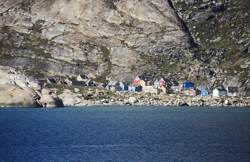 无人,家,木屋,横图,室外,白天,正面,旅游,度假,河流,美景,山,山脉,水,植物,一排,许多,整齐,并列,并排,河水,景观,山峰,水流,山峦,娱乐,住宅,树,树木,排列,绿色,自然,群山,享受,休闲,景色,放松,生长,成长,队列,自然风光,平行,彩图,茅舍,茅屋,棚屋,小木屋,小屋