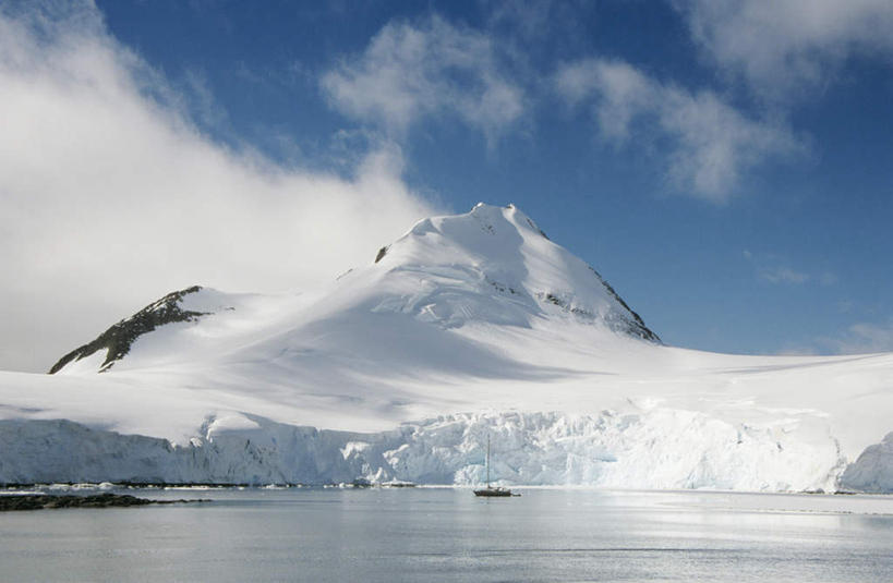 无人,横图,室外,白天,仰视,旅游,度假,南极,冰山,河流,美景,山,水,阴影,光线,影子,冰,河水,景观,山峰,水流,云,云朵,山峦,云彩,娱乐,冰川,蓝色,白云,蓝天,天空,阳光,自然,天,享受,休闲,景色,放松,寒冷,晴朗,冰冷,自然风光,南极洲,冰河,严寒,冰凉,酷寒,凛冽,凛凛,极冷,南极大陆,南极地区,南极区,南极圈,第七大陆,晴空,彩图,低角度拍摄