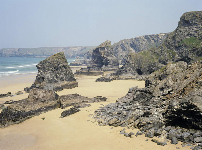 无人,横图,室外,白天,正面,旅游,度假,草地,海浪,海洋,石头,美景,沙滩,植物,英国,欧洲,沙子,石子,海岸,景观,浪花,悬崖,沙地,娱乐,草,绿色,自然,海水,享受,休闲,景色,放松,西欧,自然风光,大不列颠,海景,大不列颠及北爱尔兰联合王国,绝壁,大不列颠联合王国,日不落英帝国,康沃尔,康沃尔郡,大海,风浪,海,海水的波动,海滩,近岸浪,石块,岩石,涌浪,彩图