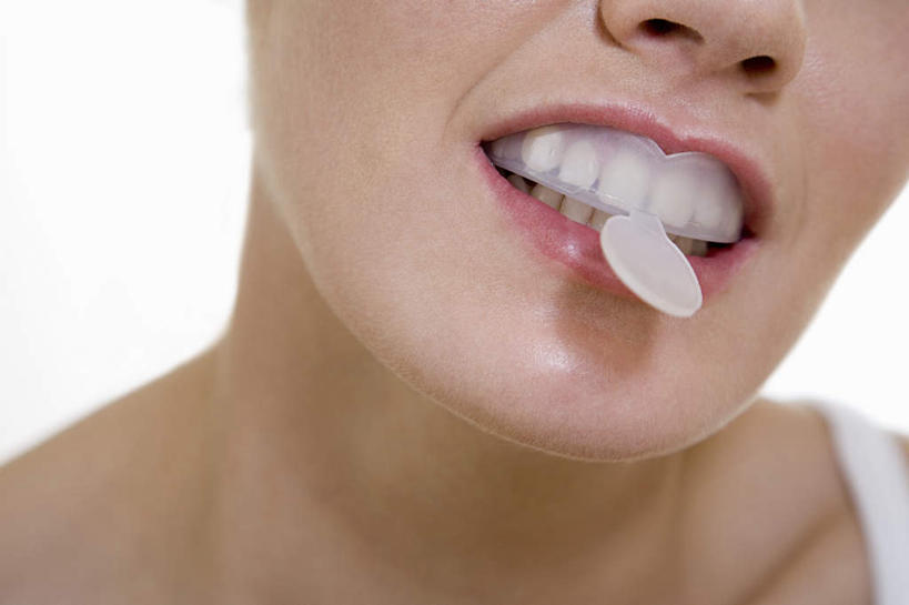 脸,头,脸颊,牙齿,一个人,站,横图,室内,特写,白天,白色背景,正面,吊带,仅一个年轻女性,仅一个女性,仅一个人,咬,阴影,朦胧,模糊,反射,影子,吊带衫,白色,模型,站着,摄影,影棚,模具,咬着,矫正,牙科,牙套,牙箍,校正,校准,牙饰,年轻女性,女人,女性,头部,齿,脸部,脸蛋,面部,牙,牙龈,站立,半身,彩图,影棚拍摄,拍摄