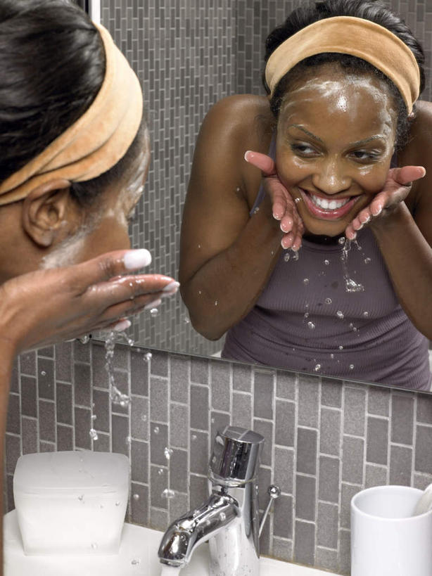 西方人,一个人,竖图,室内,白天,正面,化妆,美容,水,镜子,卫生间,浴室,欧洲,非洲,黑人,欧洲人,仅一个年轻女性,仅一个女性,仅一个人,飞溅,溅,反射,束发带,水龙头,液体,水滴,开关,水珠,化妆镜,打开,阀门,镜像,开启,镜面,喷洒,光学,水咀,年轻女性,女人,女性,非洲人,淋浴房,半身,彩图,冲凉房,沐浴间,沐浴室