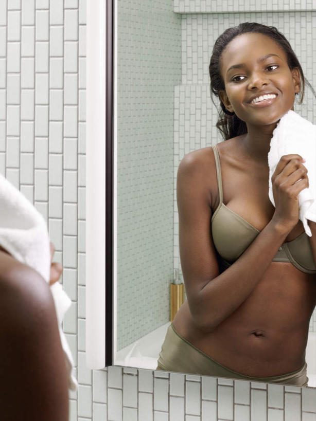 西方人,头发,一个人,站,笑,微笑,露齿笑,竖图,室内,白天,正面,化妆,美容,镜子,卫生间,浴室,欧洲,非洲,黑人,欧洲人,仅一个年轻女性,仅一个女性,仅一个人,一条,擦,抚摸,握,内衣,反射,纺织物,水龙头,注视,开关,黑色,化妆镜,毛巾,打开,观察,看,清洁,站着,胸罩,文胸,擦拭,握着,观看,保暖,阀门,镜像,察看,开启,镜面,关注,透气,防水,光学,乳罩,胸衣,水咀,储水,耐磨,吸水,揩擦,拭,年轻女性,女人,女性,非洲人,长发,卷发,淋浴房,站立,半身,彩图,冲凉房,沐浴间,沐浴室,轻抚