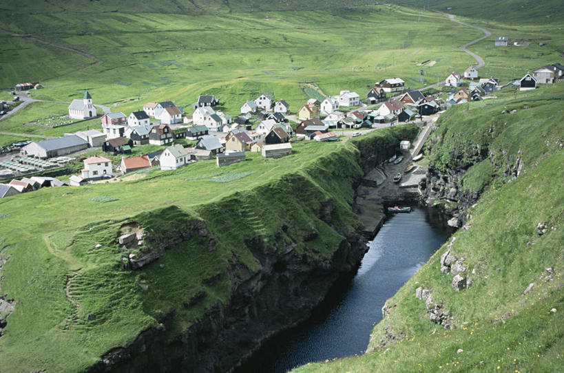 无人,家,横图,俯视,室外,白天,旅游,度假,草地,草坪,岛屿,河流,石头,美景,水,植物,船,丹麦,欧洲,石子,房屋,屋子,岛,河水,景观,水流,木船,娱乐,楼房,住宅,草,树,树木,绿色,自然,交通工具,享受,休闲,景色,放松,生长,成长,舟,自然风光,载具,北欧,丹麦王国,法罗群岛,列岛,群岛,石块,岩石,诸岛,彩图,高角度拍摄,房子